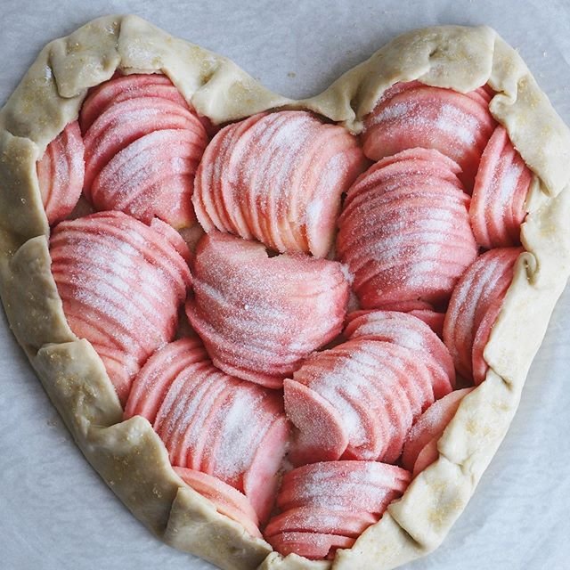My pink pearl apple heart tart before baking. 💗 Just as vibrant baked. (See six posts ago.) If you find pink pearls in your area, shout it out below! 👇🏻 I know they’re not easy to find. Hmm.. I may have overstuffed the tart but the slices came out nice and hefty, not like a NY slice of cheese pizza that I’m craving right now. Like from Joe’s in Greenwich. Easy. Stand at the window. Watch people go by.