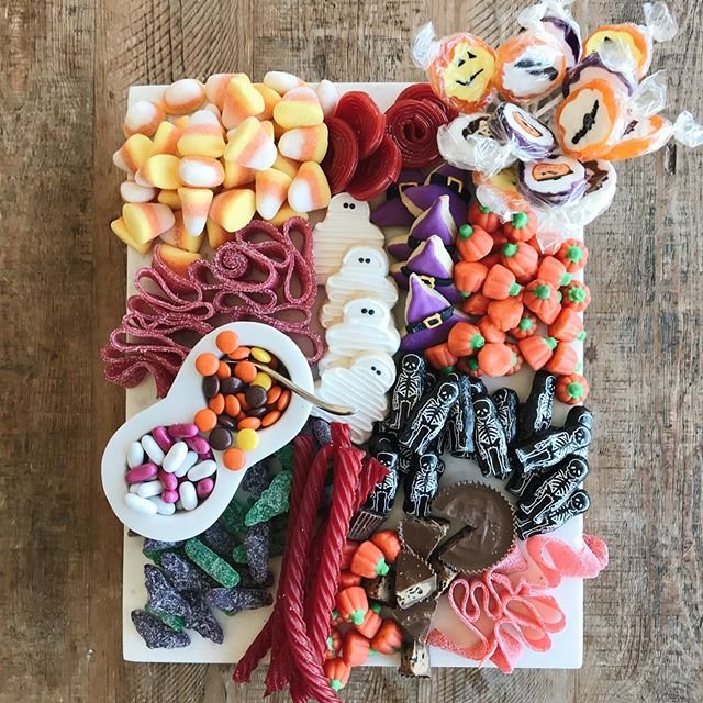 We made this beyond adorable candy board @williamssonoma that is Instagram gold, but IRL I only want two things on my board: mini Twix and crispy M&Ms. Oh but the candy corn gummies are YUM. What’s your favorite Halloween candy? 🎃