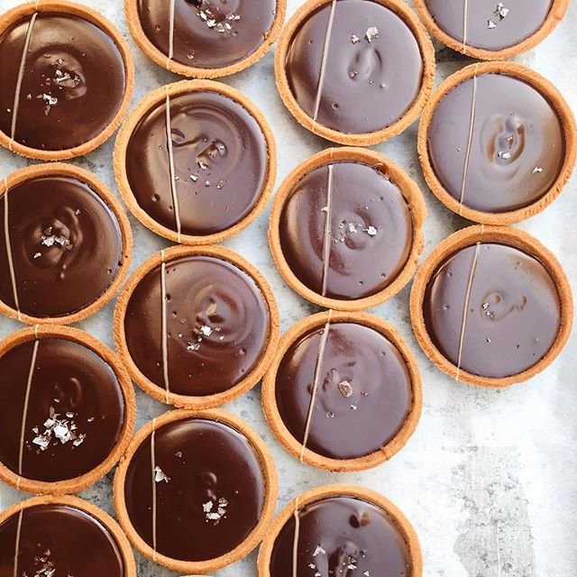 🤩🤩 glossy houjicha caramel chocolate tarts from @konbi pastry chef @buns_and_puns. What an incredible turnout at the @plannedparenthood bake sale by @zunicafe + @guittardchocolate. Brought together 40 pastry chefs from SF + LA and I finally got to meet Jen Yee # 3 who is in pastry. 😁 You can see wayyy more pics in my IG story.