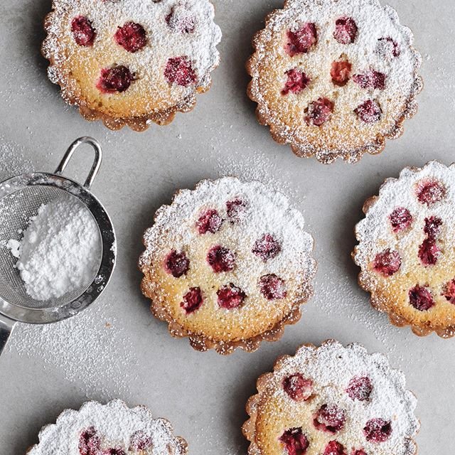 I’m celebrating Thanksgiving with @chsugar. Every year, I look forward to making cranberry chutney for our feast, but I thought it’d be fun to showcase cranberries in a dessert. ♥️ These cranberry frangipane tarts are perfect thank you takeaway gifts for guests. Tender frangipane filling, tart cranberries and #chsugar featured 3 ways. Get the recipe with the link in my profile.